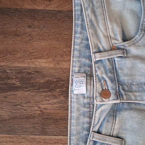 Time And True Womens Distressed Light Washed Jeans EUC - Picture 2 of 6
